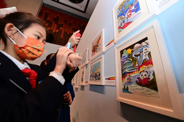 少年兒童迎冬奧——第二屆全國兒童繪畫展”今天在中國婦女兒童博物館開幕。從2022幅作品中精心遴選出的300余幅代表作，分為“我的童年冬奧夢”“靈巧小手畫冬奧”“冰雪迎春喜洋洋”“攜手奮進向未來”四個篇章進行展示。1.jpg