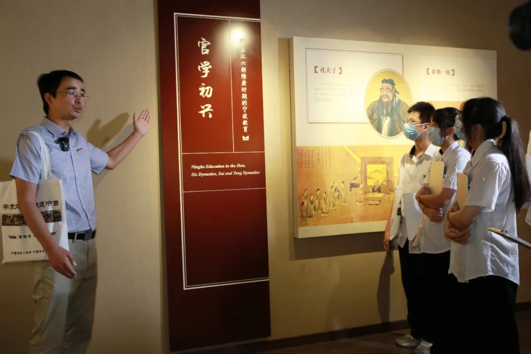 陳歡夸老師在寧波教育博物館現(xiàn)場教學.jpg