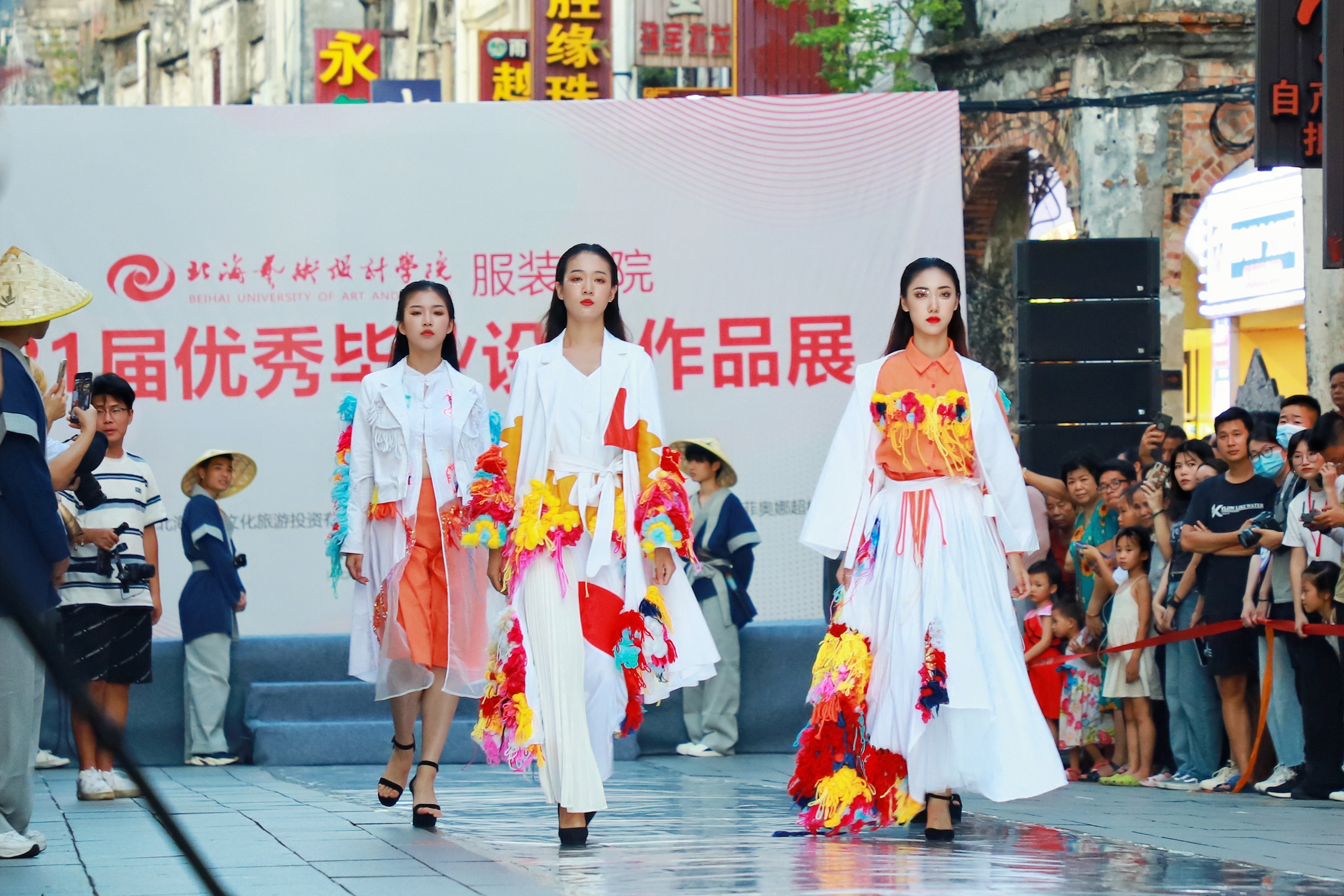 學(xué)生在北海老街進(jìn)行優(yōu)秀畢業(yè)作品展走秀。北海藝術(shù)設(shè)計(jì)學(xué)院供圖.jpg