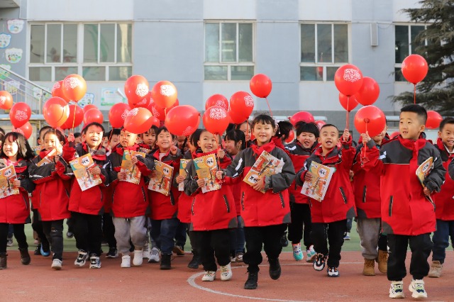 01——2月19日，甘肅省平?jīng)鍪嗅轻紖^(qū)西大街小學(xué)教育集團，學(xué)生們領(lǐng)取到新課本后在校園里高興地奔跑。.JPG