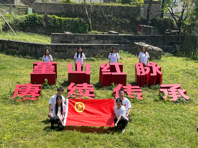 浙江工商職院調研小組在塘溪鎮(zhèn)合影留念 學校供圖.png
