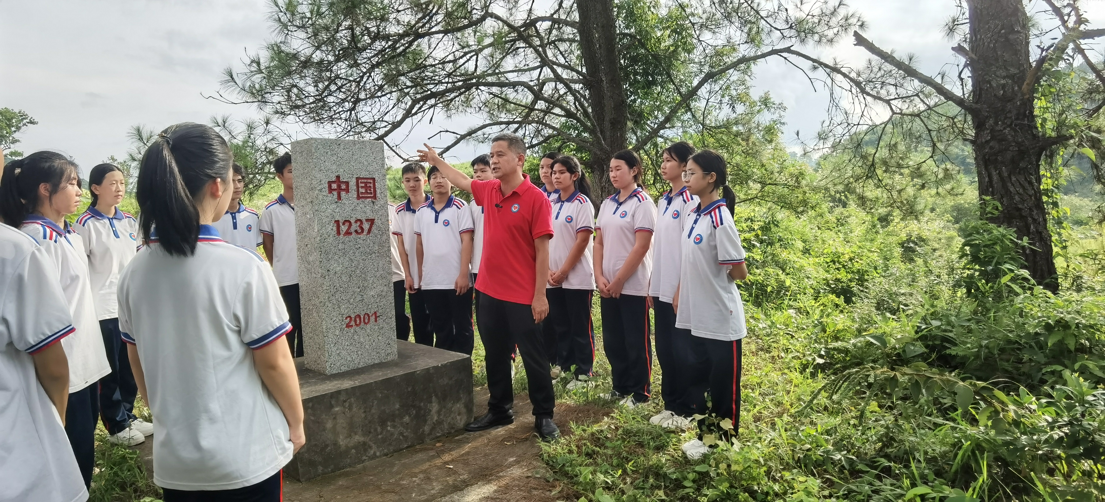 2023年9月1日，楊壽東帶領(lǐng)愛店國門學(xué)校師生到1237號(hào)界碑開展愛國主義教育活動(dòng)。學(xué)校供圖.jpg