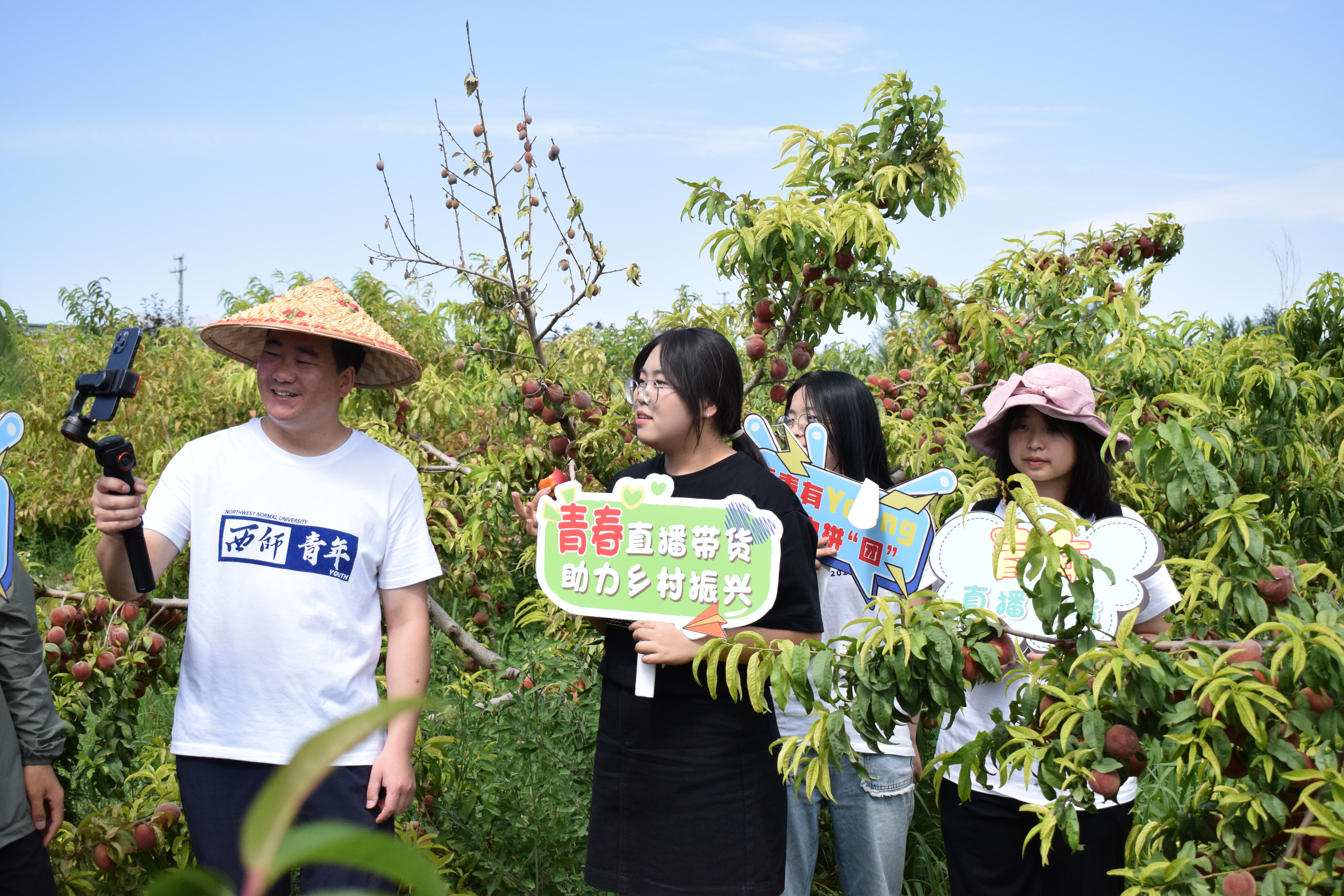 在臨澤縣，商學院“喵老師農(nóng)特文旅品牌提升路徑與矩陣融媒營銷”實踐團深入果園開展直播帶貨.jpg