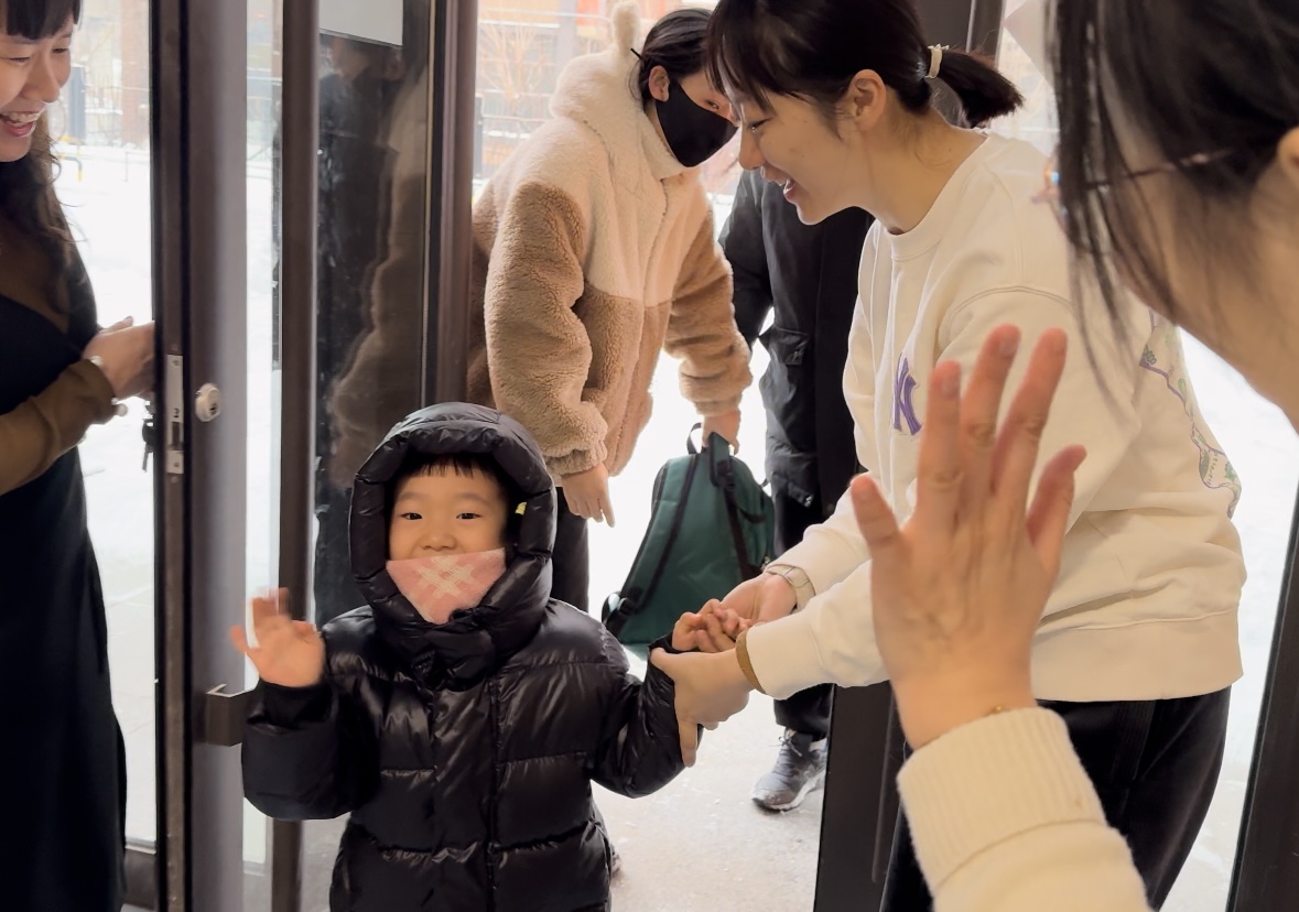 綠園區(qū)第三實(shí)驗(yàn)幼兒園  早晨入園時(shí)，孩子開心地和老師打招呼（綠園區(qū)教育局供圖）.jpg