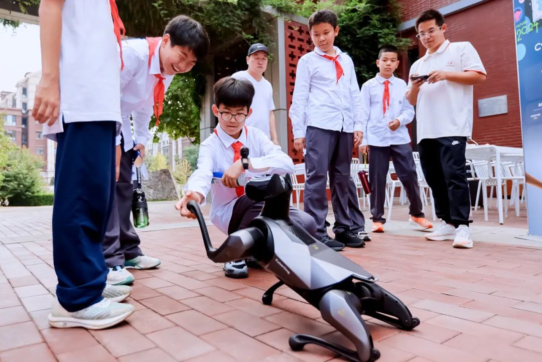 學(xué)生與人工智能機器狗互動。學(xué)校供圖.jpg