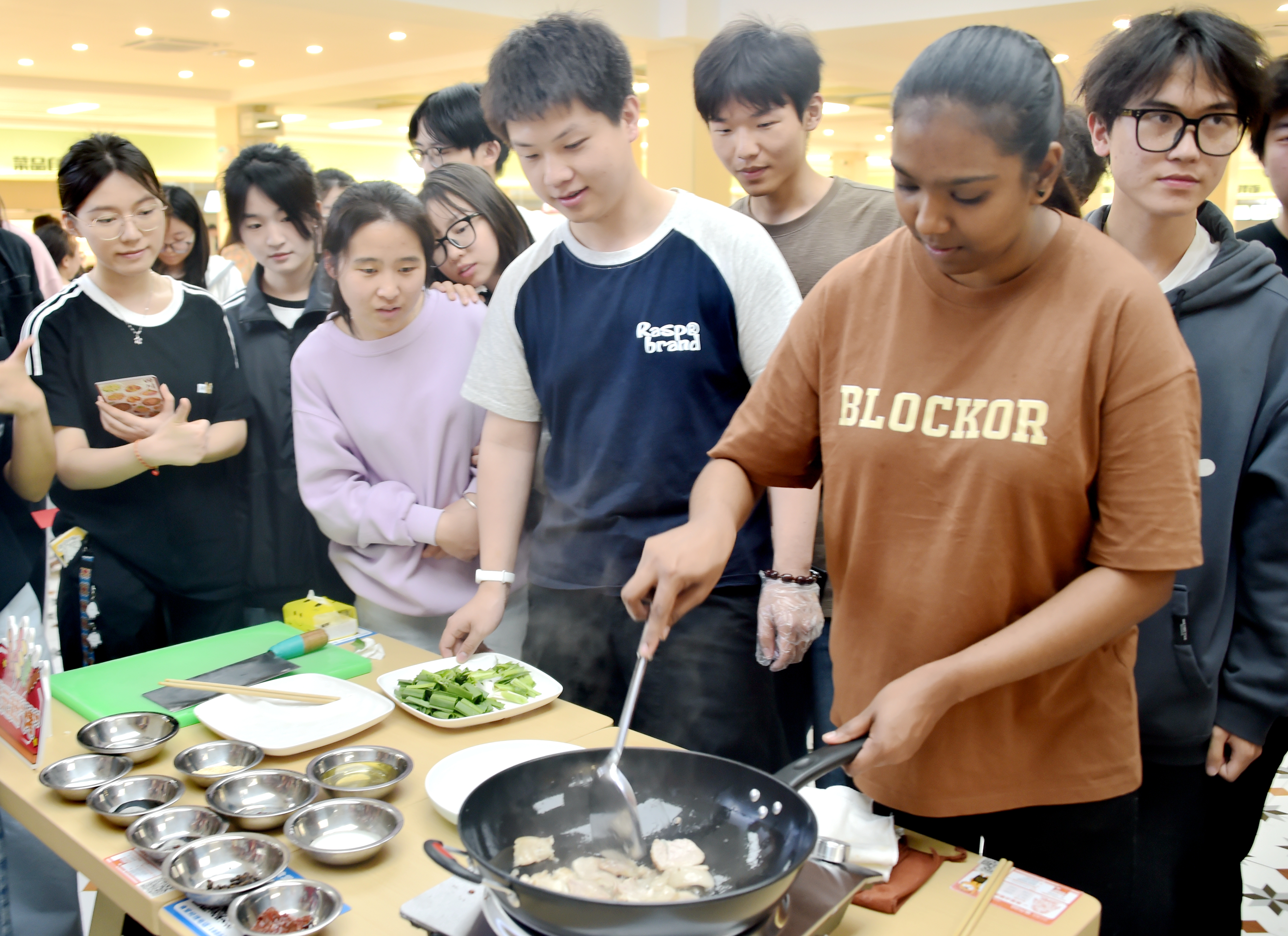 中外學生共同制作回鍋肉.jpg