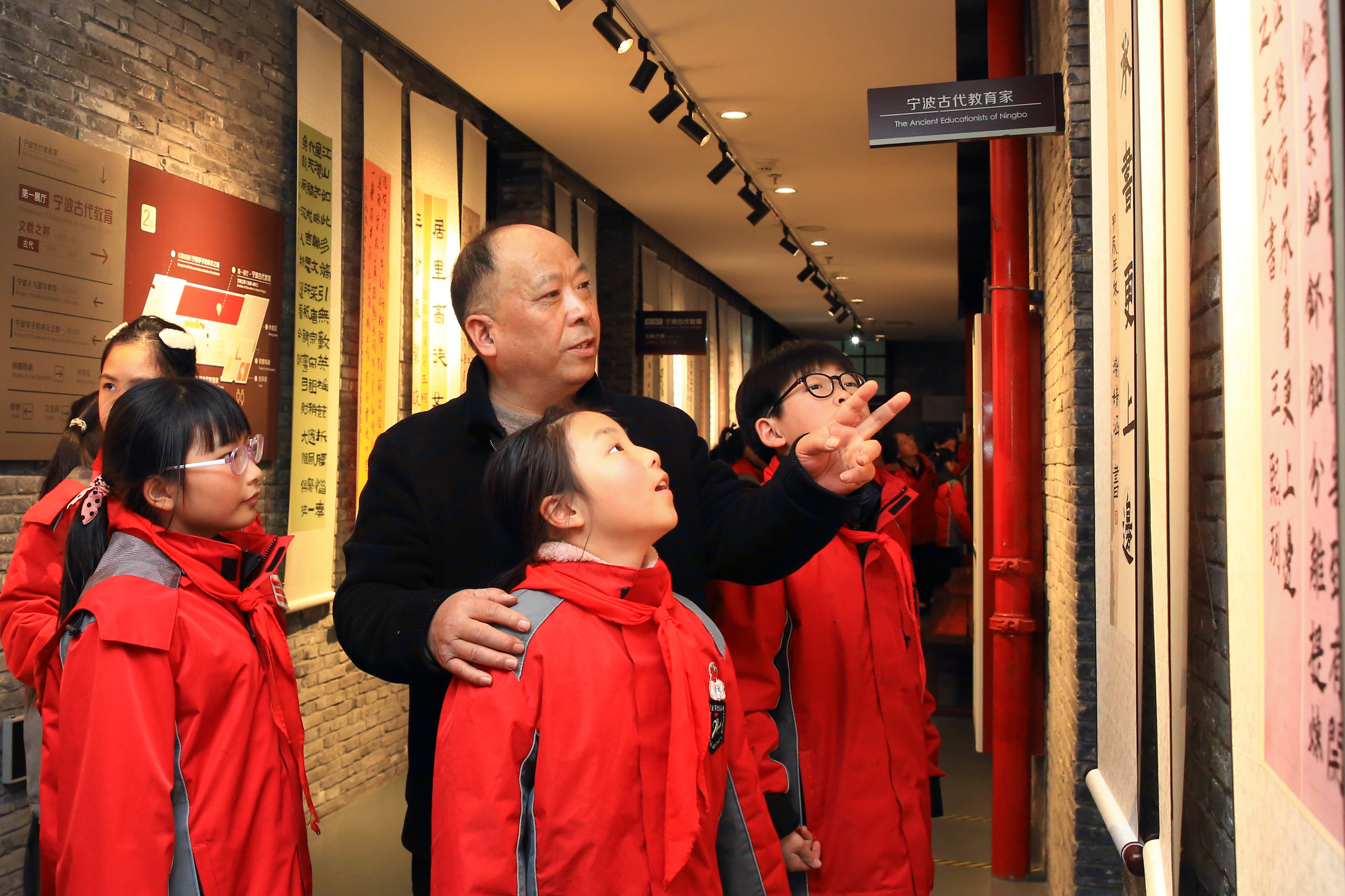 20241224海曙區(qū)信誼小學(xué)師生書法作品展啟幕（“書寫科學(xué)家精神，點亮藝術(shù)夢想”海曙區(qū)信誼小學(xué)第八屆“童萌”書法節(jié)師生作品展）.jpg