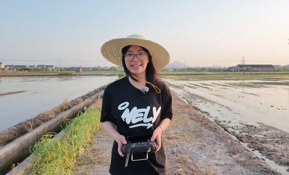 浙江工商職院學(xué)生盧紫怡正在操控植保無人機 學(xué)校供圖.png