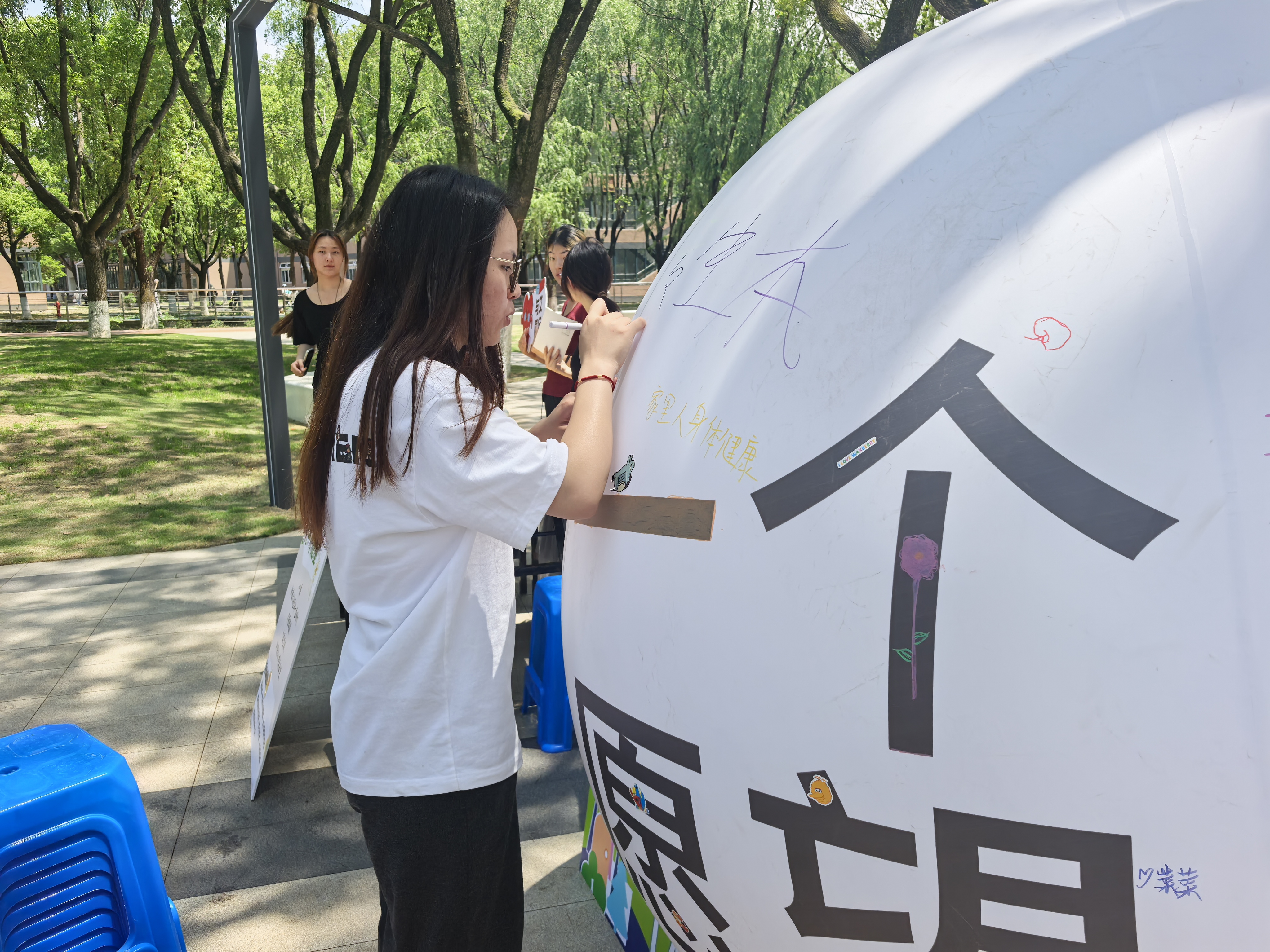 寧波城市職院解壓集市現(xiàn)場 學(xué)校供圖.jpg