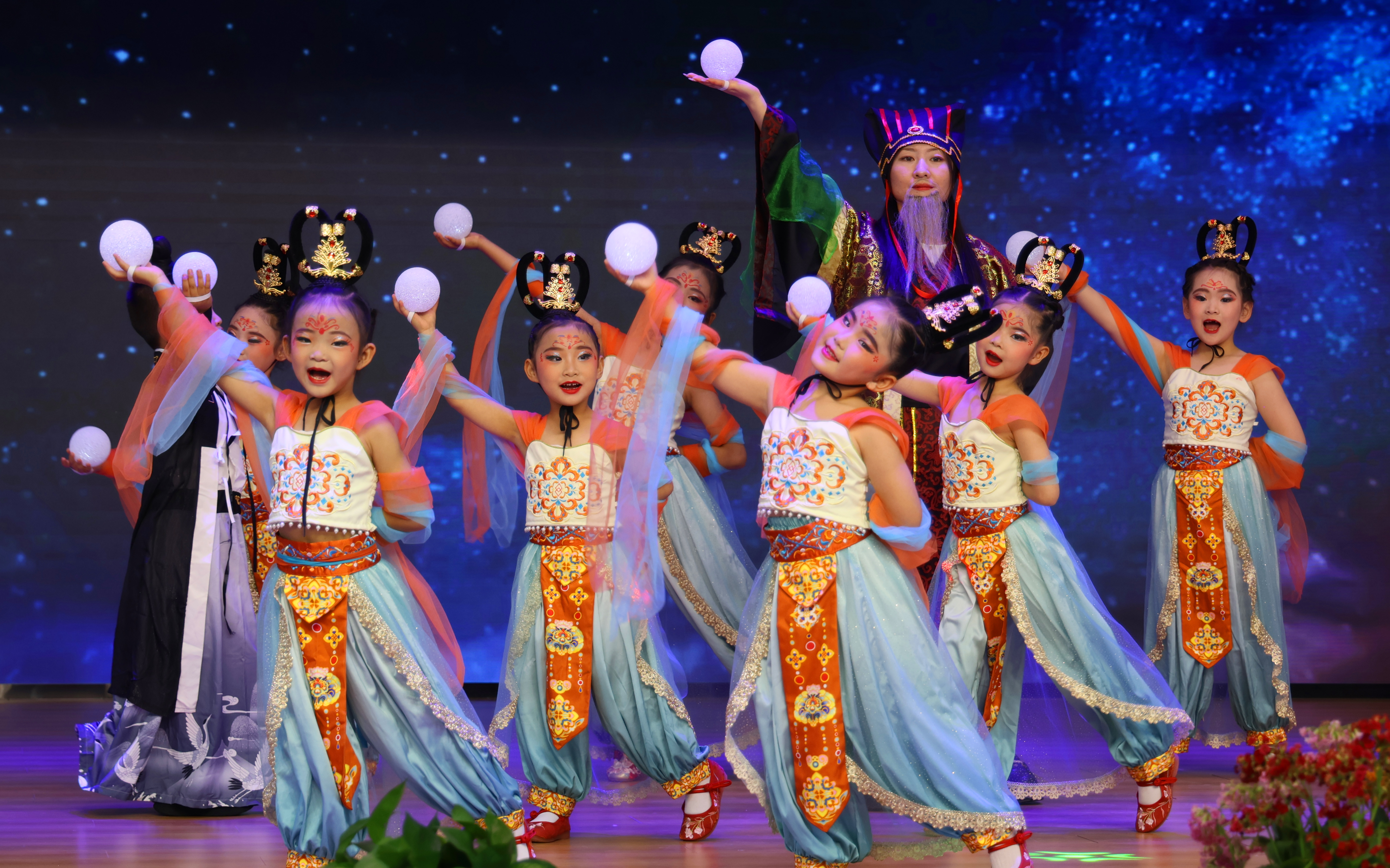 03 臨澤縣西關(guān)幼兒園幼兒表演舞臺(tái)劇《張騫爺爺?shù)奈饔蚱婷钪谩?。宋雪?攝.JPG