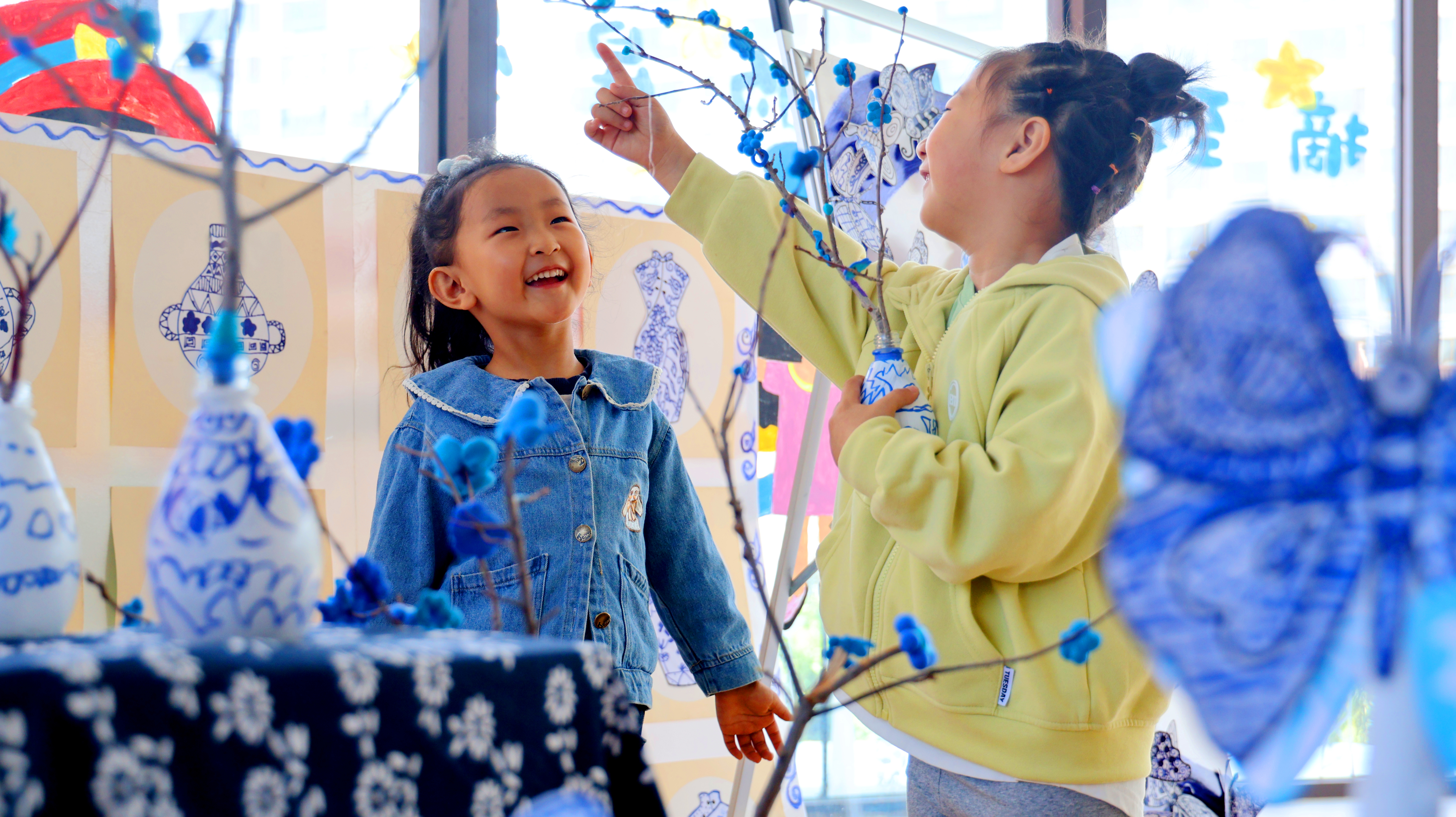 11 臨澤縣西關(guān)幼兒園幼兒在欣賞線描青花作品。尹曉軍  宋雪蓮 攝1.JPG