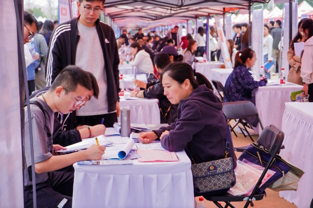 太原理工大學(xué)招聘會現(xiàn)場圖片2.jpg