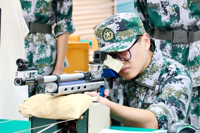 新生進(jìn)行模擬射擊3.JPG